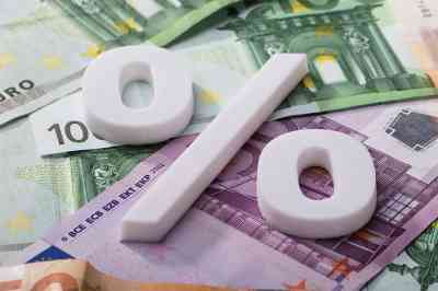 Prozentzeichen auf Geldscheinen - © Andrey Popov - stock.adobe.com