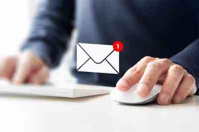 Mann mit Laptop - © xyz+ - stock.adobe.com