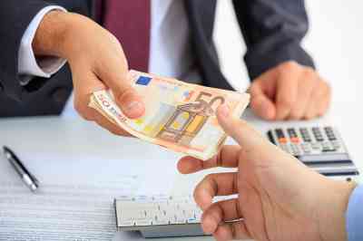 Geschäftsmann erhält Geld - © Rawf8 - stock.adobe.com